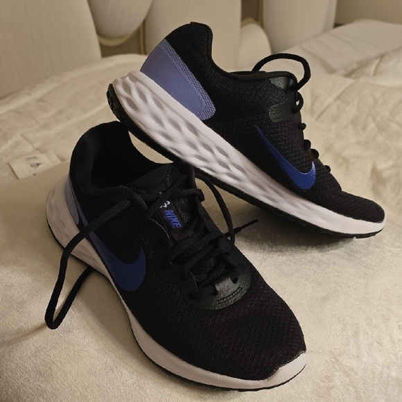 Nike Black and Blue Sneakers Running - Picture 10 of 10